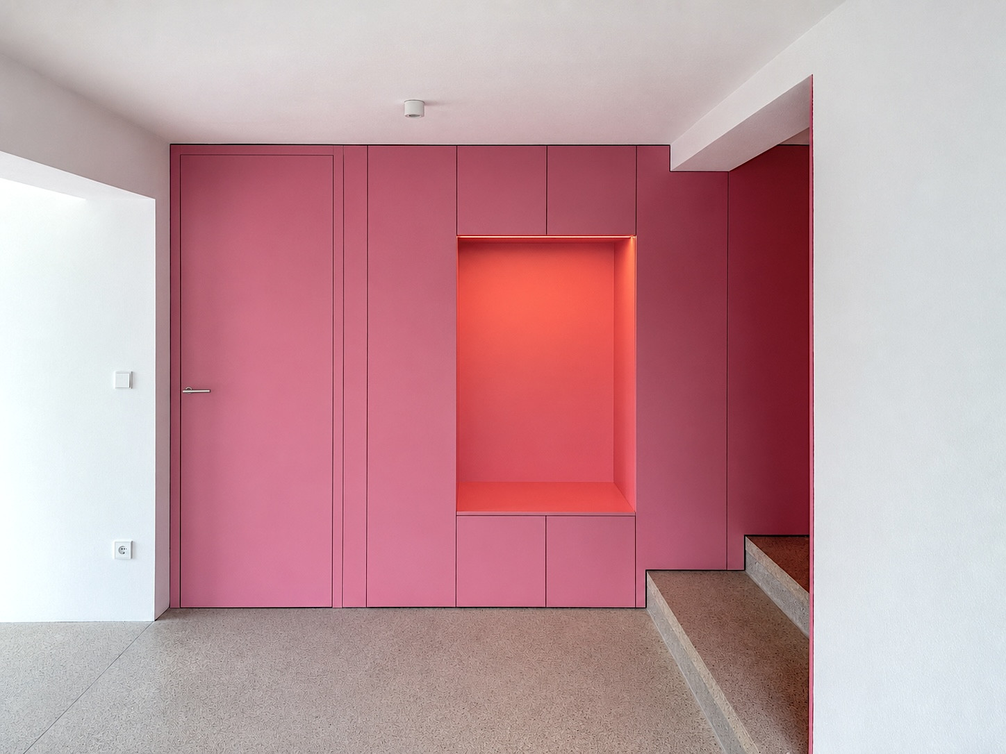 Gesamtansicht der auffälligen, pinken Garderobe im Raum