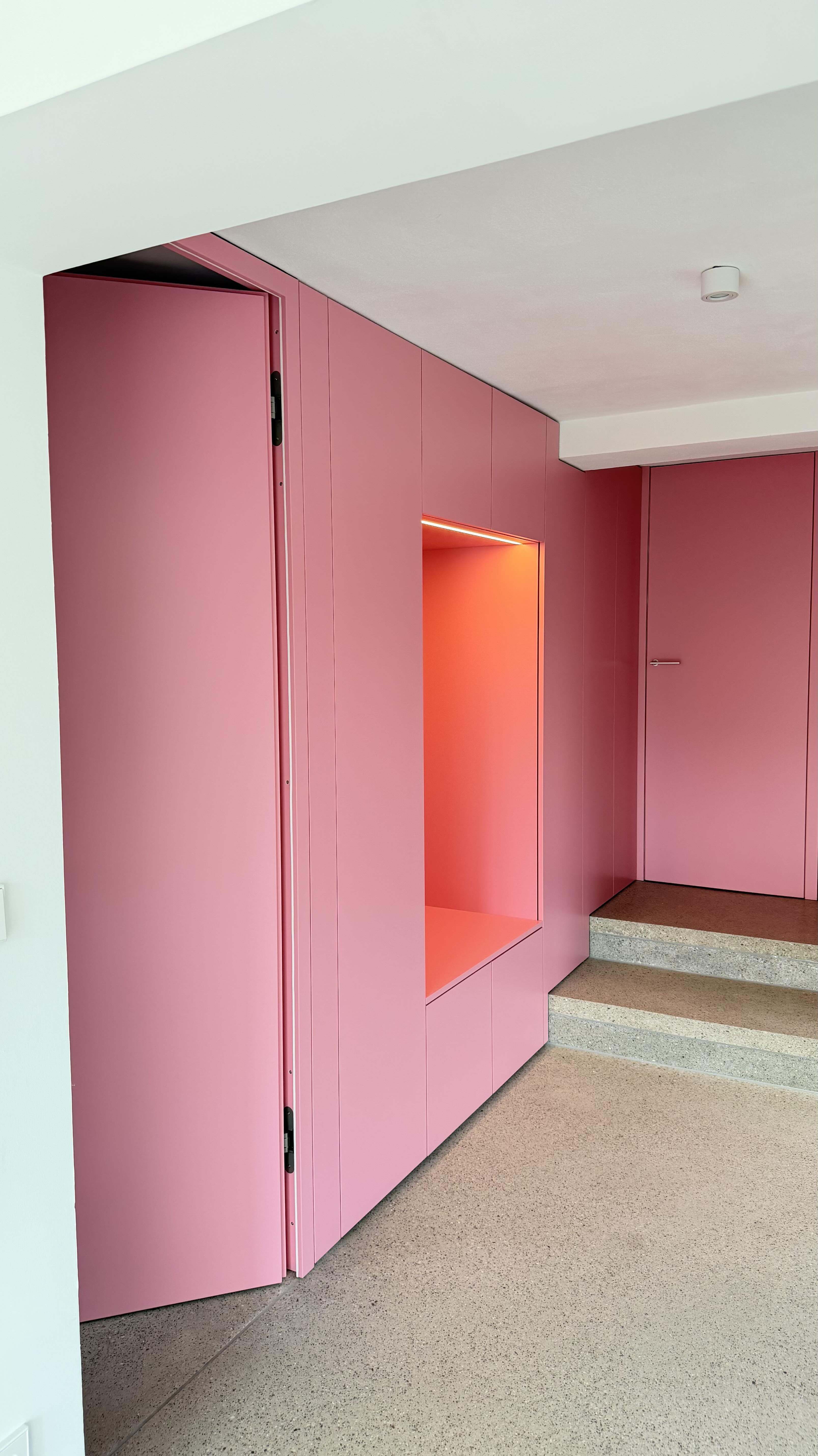 Seitliche Gesamtansicht Garderobe im Raum