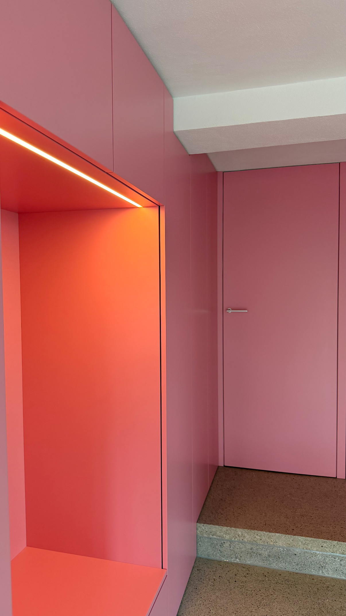 Seitliche Detailansicht der Garderobe und LED